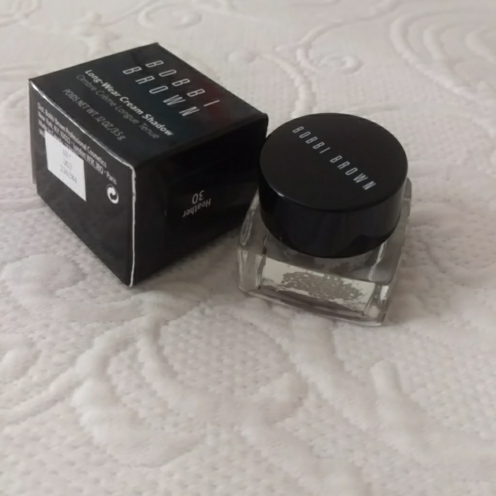 Cream eye shadow